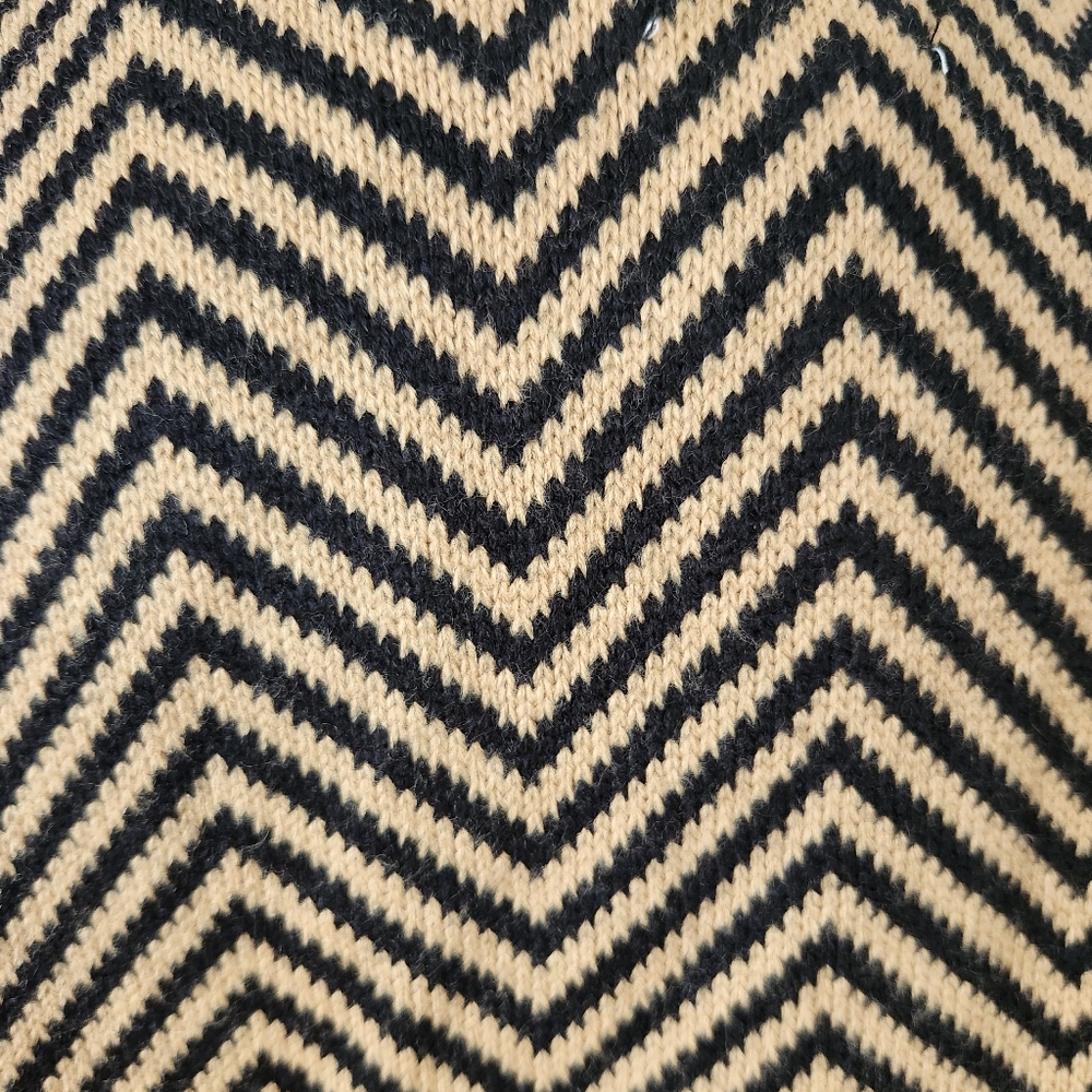 L/XL Chevron Cape - Picture 7 of 8